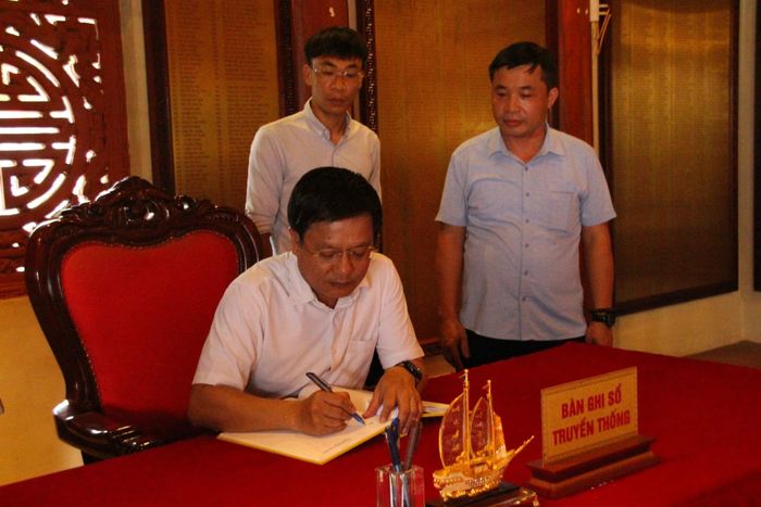Nhà báo Hồ Minh Chiến - Tổng Biên tập Tạp chí Gia đình Việt Nam thay mặt đoàn công tác ghi sổ lưu niệm bày tỏ lòng biết ơn sâu sắc đối với những liệt sĩ đã anh dũng hy sinh vì sự nghiệp xây dựng và bảo vệ Tổ quốc tại Nghĩa trang Liệt sĩ quốc gia Vị Xuyên.