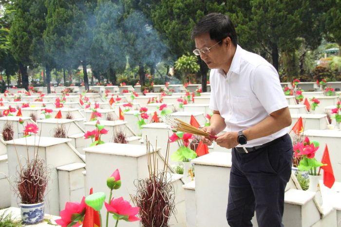 Nhà báo Hồ Minh Chiến - Tổng Biên tập Tạp chí Gia đình Việt Nam thắp hương tri ân các Anh hùng liệt sĩ tại Nghĩa trang Liệt sĩ quốc gia Vị Xuyên.