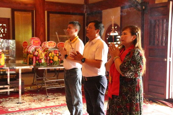 Nhà báo Hồ Minh Chiến - Tổng Biên tập Tạp chí Gia đình Việt Nam cùng các đại biểu dâng hương tại Đền thờ Liệt sĩ trong Nghĩa trang Liệt sĩ quốc gia Vị Xuyên.