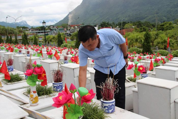 Ông Chu Hùng Cường - Phó Chủ tịch UBND xã Cao Bồ (tỉnh Tuyên Quang) thắp hương trên phần mộ các liệt sĩ tại Nghĩa trang Liệt sĩ quốc gia Vị Xuyên.