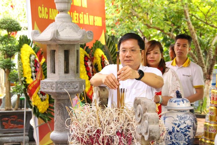 Các đại biểu dâng hương tưởng niệm các anh hùng liệt sĩ tại Đền thờ các Anh hùng liệt sĩ Mặt trận Vị Xuyên trên Điểm cao 468 (xã Thanh Thủy, tỉnh Tuyên Quang).