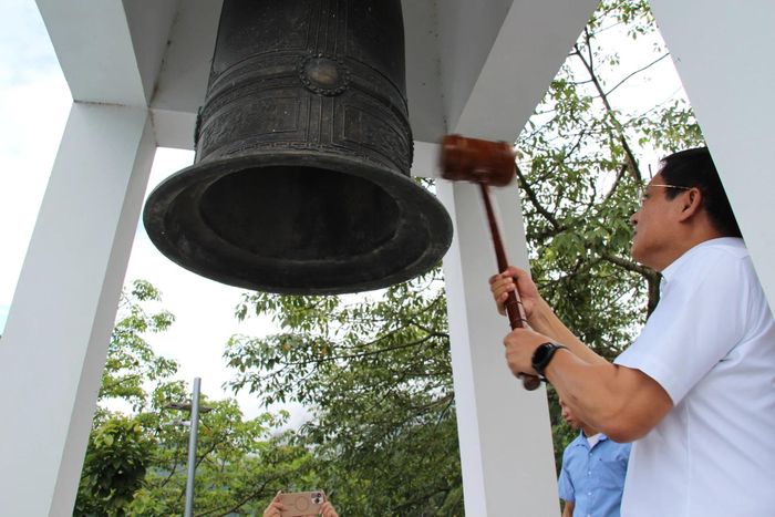 Nhà báo Hồ Minh Chiến - Tổng Biên tập Tạp chí Gia đình Việt Nam thỉnh chuông tại Đền thờ các Anh hùng liệt sĩ Mặt trận Vị Xuyên.