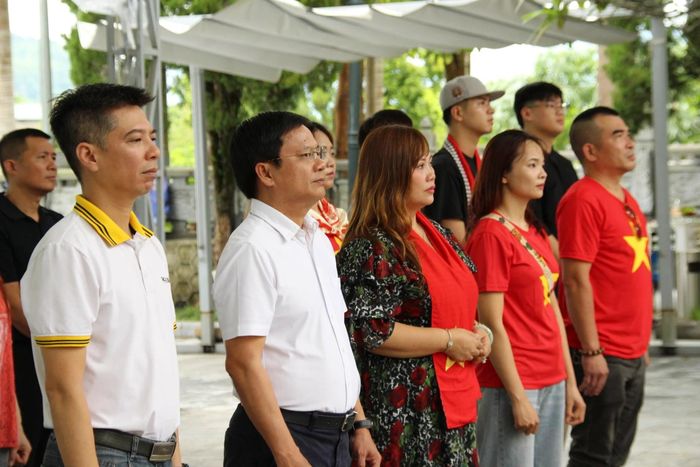 Tại Nghĩa trang Liệt sĩ quốc gia Vị Xuyên, đoàn công tác kính cẩn nghiêng mình trước anh linh của các anh hùng liệt sĩ đã hy sinh bảo vệ Tổ quốc.