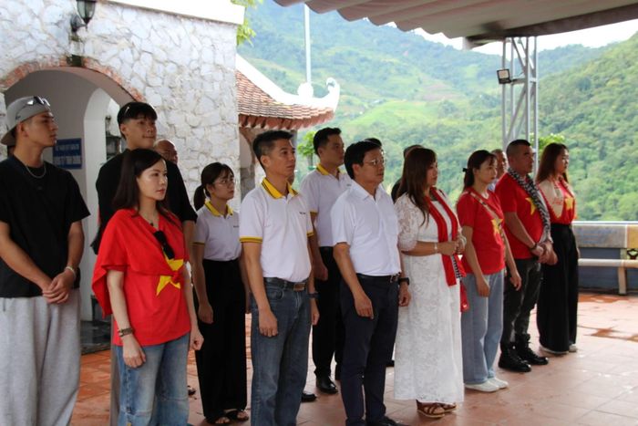 Đoàn công tác dâng hương, dành phút mặc niệm tại Đền thờ các Anh hùng liệt sĩ Mặt trận Vị Xuyên trên Điểm cao 468.
