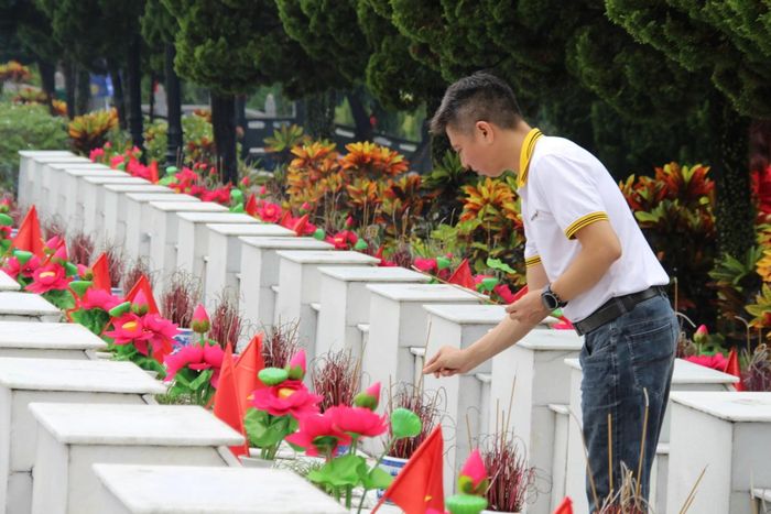 Các thành viên trong đoàn công tác thắp hương lên phần mộ các liệt sĩ ở Nghĩa trang Liệt sĩ Quốc gia Vị Xuyên.