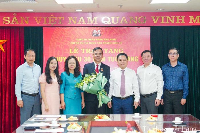 Đồng chí Nguyễn Ngọc Cảnh - Ủy viên Ban Thường vụ Đảng ủy, Phó Thống đốc NHNN cùng các đại biểu dự buổi Lễ