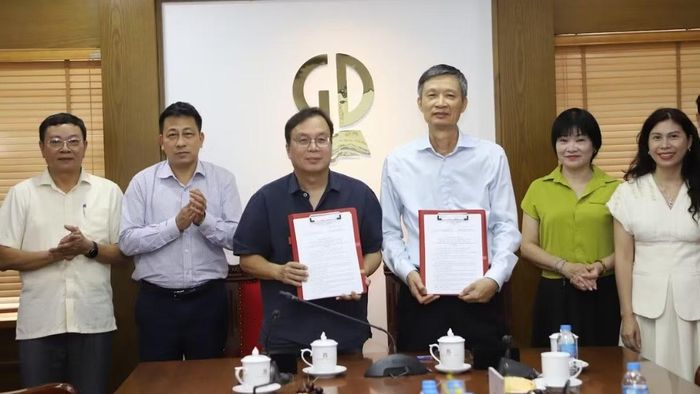  Ông Nguyễn Tiến Thanh, Chủ tịch HĐTV, Tổng Giám đốc NXBGDVN và TS. Nguyễn Khắc Khanh, Chủ tịch Hiệp hội Sách giáo dục và Học liệu điện tử Việt Nam ký kết thỏa thuận hợp tác giữa hai đơn vị. 
