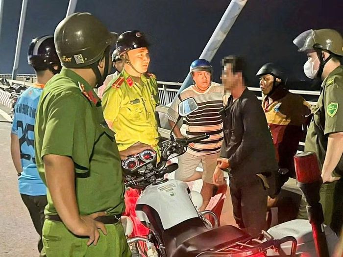 Công an phường kịp thời ngăn cản, cứu nam thanh niên có ý định nhảy cầu Mỹ Thuận.