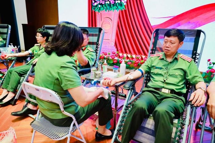 Thiếu tướng Vũ Việt Anh, Phó Cục trưởng Cục Kỹ thuật nghiệp vụ tham gia hiến máu.