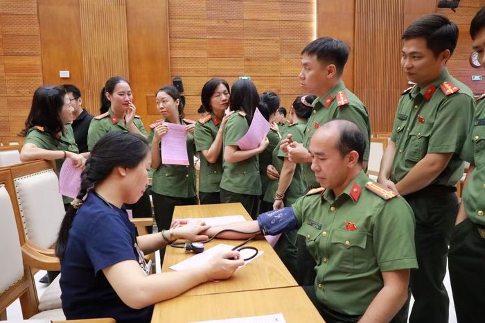 Cán bộ chiến sĩ Cục Kỹ thuật nghiệp vụ kiểm tra sức khỏe trước khi hiến máu.