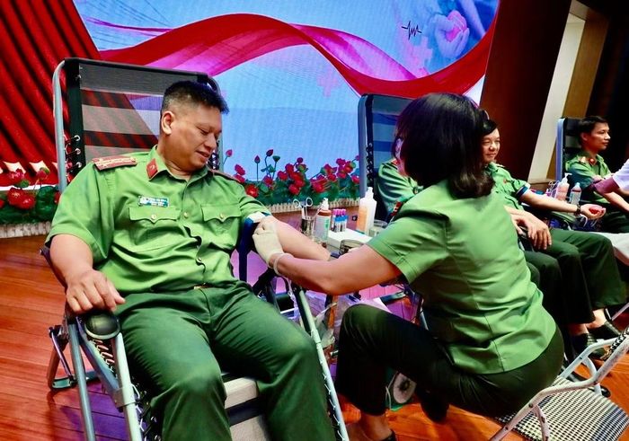 Đại tá Hoàng Văn Khoa, Phó Cục trưởng Cục Kỹ thuật nghiệp vụ tham gia hiến máu.
