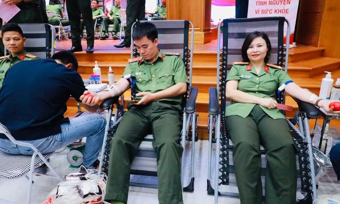 Cán bộ chiến sĩ Cục Kỹ thuật nghiệp vụ tham gia hiến máu.