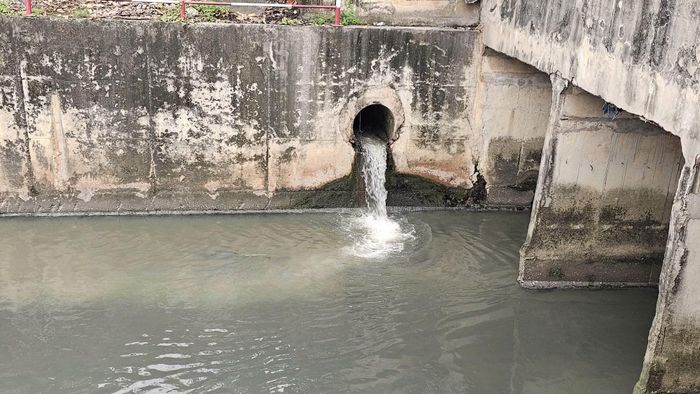 Nước sinh hoạt chưa qua xử lý đổ thẳng xuống kênh rạch là một trong những nguyên nhân gây ô nhiễm.