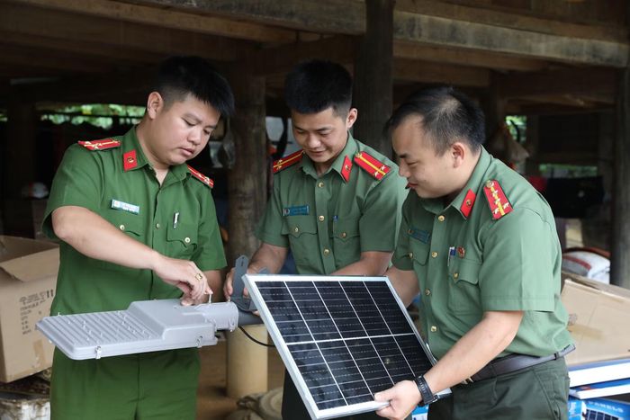 Các trang thiết bị được CBCS lắp đặt mang vào vận hành tại bản làng vùng cao.