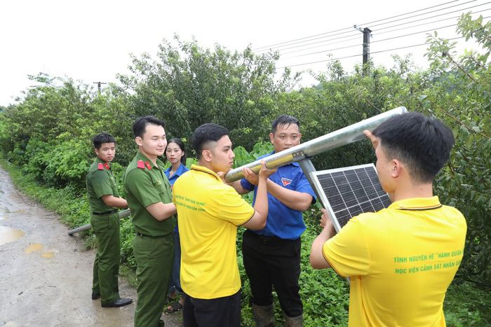 Các CBCS và Học viên Học viện Cảnh sát nhân dân thực hiện triển khai xây dựng công trình "Thắp sáng đường biên".