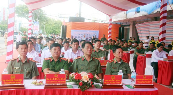 Các đại biểu dự lễ khởi công.
