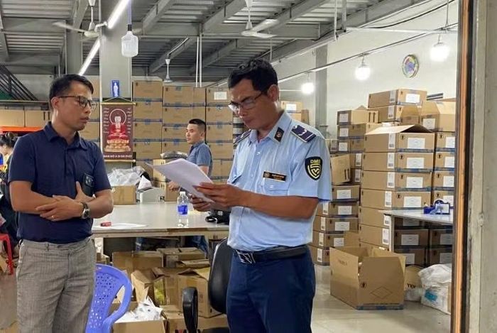 Cơ quan chức năng kiểm tra, phát hiện số lượng lớn hàng hóa giả mạo nhãn hiệu.