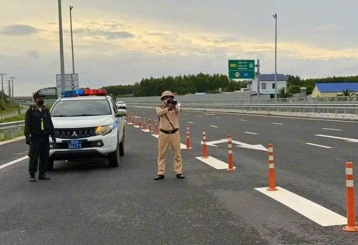 Kiểm tra tốc độ phương tiện trên cao tốc.