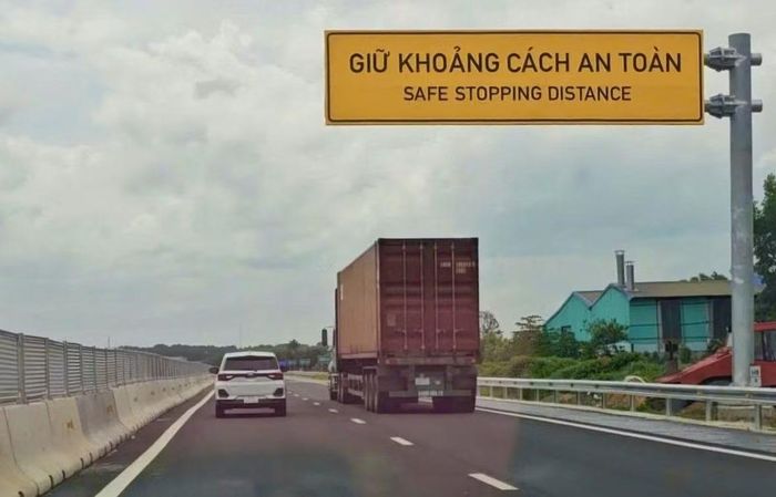 Cao tốc Biên Hòa - Vũng Tàu chỉ cho phép xe từ 9 chỗ trở xuống, xe container vẫn ngang nhiên lưu thông.