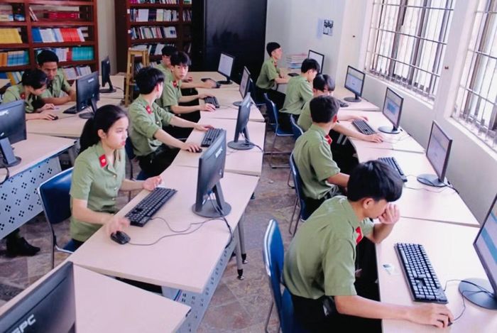 Học sinh học tập, nghiên cứu tại thư viện điện tử của nhà trường.