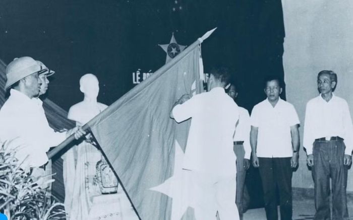 Đồng chí Đôn Văn Cước, Phó Chủ tịch UBND tỉnh Bắc Thái gắn Huân chương Chiến công hạng Nhất lên Cờ truyền thống của nhà trường (ngày 9/10/1985).