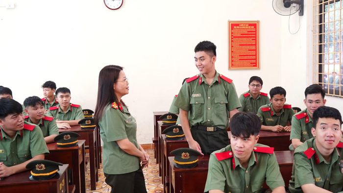 Giáo viên nhà trường thường xuyên dành thời gian trao đổi, hướng dẫn học sinh, góp phần nâng cao chất lượng giáo dục toàn diện.