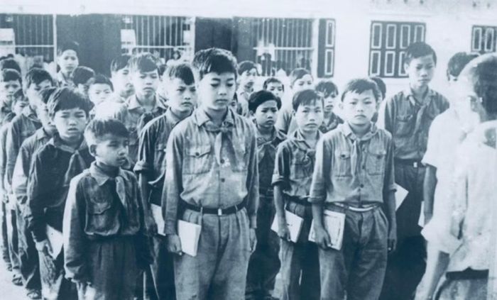 Học sinh văn hóa nhỏ tuổi của nhà trường xếp hàng vào lớp (ảnh tư liệu).