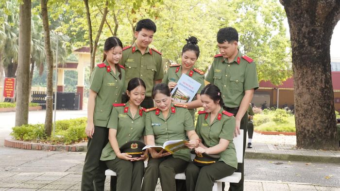 Các thầy cô luôn đồng hành, sẻ chia cùng học sinh Lào trong học tập và cuộc sống.