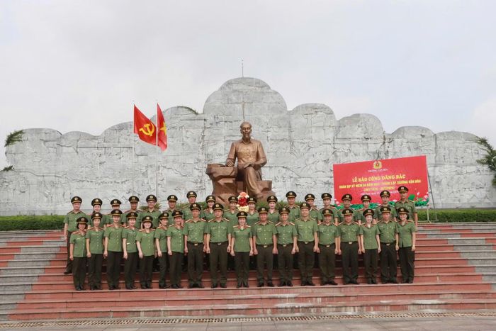 Trường Văn hóa CAND I báo công tại Khu lưu niệm Sáu điều Bác Hồ dạy CAND tại tỉnh Bắc Ninh nhân kỷ niệm 50 năm thành lập trường.