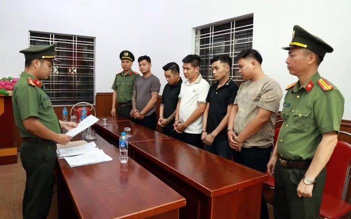 Cơ quan An ninh điều tra tống đạt quyết định khởi tố đối với các bị can.