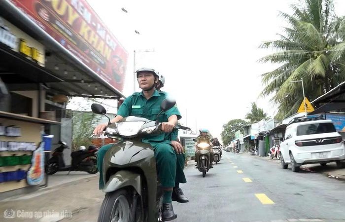 Công an xã phối hợp Quân sự và lực lượng bảo vệ ANTT ở cơ sở tổ chức tuần tra đảm bảo ANTT và an toàn giao thông.