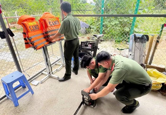 Công an xã Trà Leng kiểm tra phương tiện, trang thiết bị cứu hộ, cứu nạn sẵn sàng ứng phó với cao điểm mùa mưa lũ năm nay.