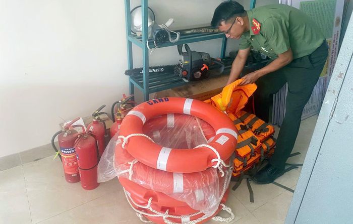 Cán bộ Công an xã Phước Thành kiểm đếm áo phao, phao cứu sinh để chuẩn bị ứng phó trong cao điểm mùa mưa lũ.