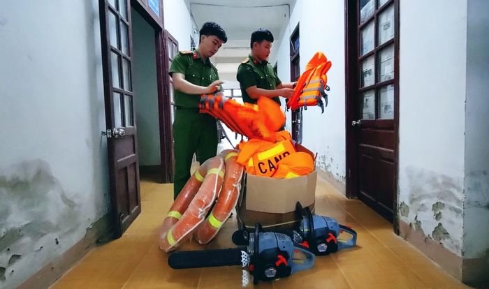 Cán bộ Công an xã Sông Vàng kiểm tra phương tiện, trang thiết bị cứu nạn, cứu hộ trước mùa mưa bão.