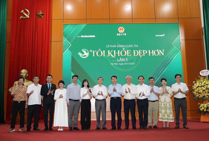 Lãnh đạo Bộ Y tế chụp ảnh với Ban Tổ chức và Ban Giám khảo cuộc thi.