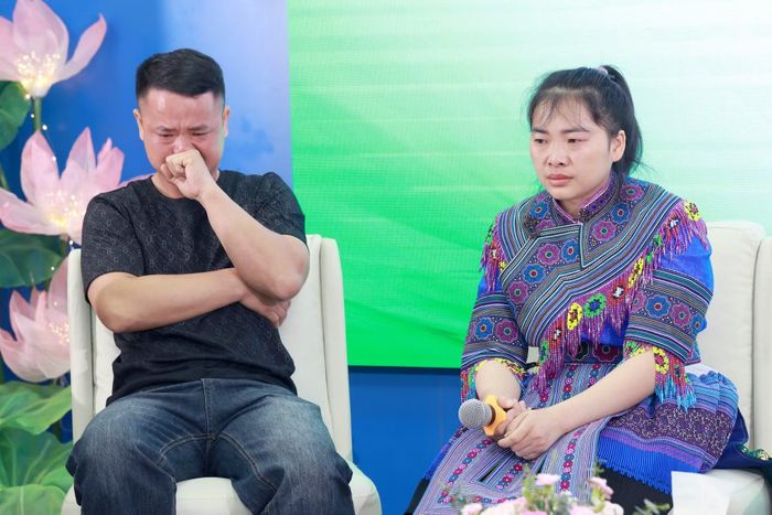 Cặp vợ chồng người Mông hiếm muộn 10 năm không cầm được nước mắt khi chia sẻ tại chương trình.