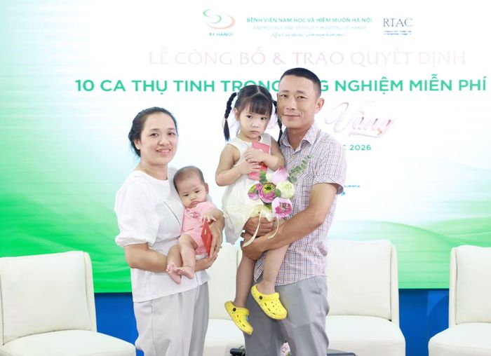 Niềm hạnh phúc của cặp vợ chồng hiếm muộn 9 năm bên hai con từ chương trình hỗ trợ IVF miễn phí.
