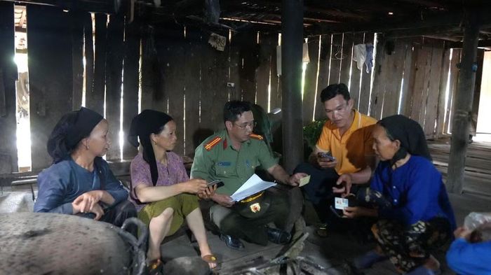 Quá trình thường xuyên bám địa bàn, trực tiếp đến từng xóm, từng hộ gia đình cũng giúp lực lượng Công an xã nắm bắt rõ hơn thực tế tiếp cận các tiện ích số của người dân.