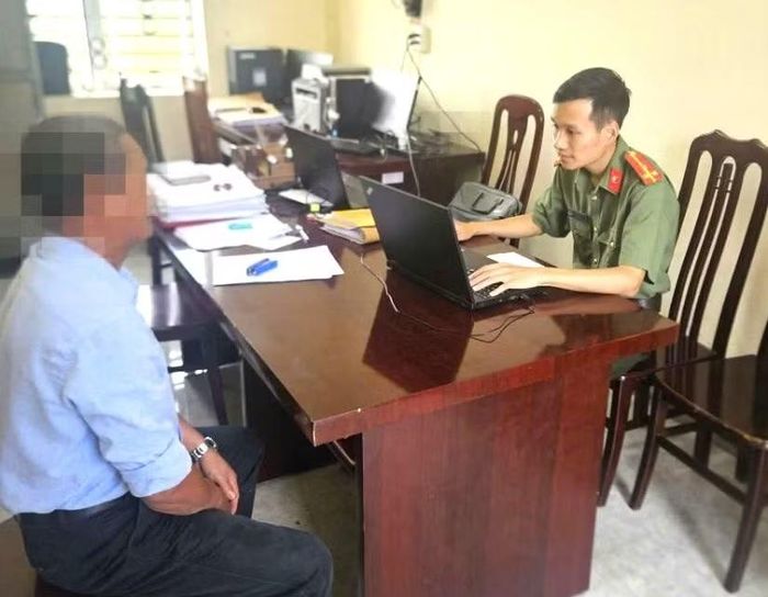 Công an xã Yên Kỳ nhắc nhở người dân sử dụng mạng xã hội phải có trách nhiệm.