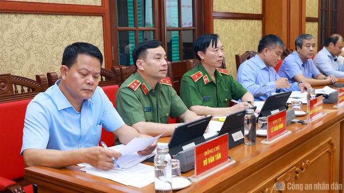 Đại diện lãnh đạo các đơn vị nghiệp vụ Bộ Công an dự phiên họp.