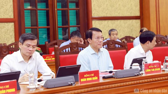 Bộ trưởng Lương Tam Quang dự phiên họp.