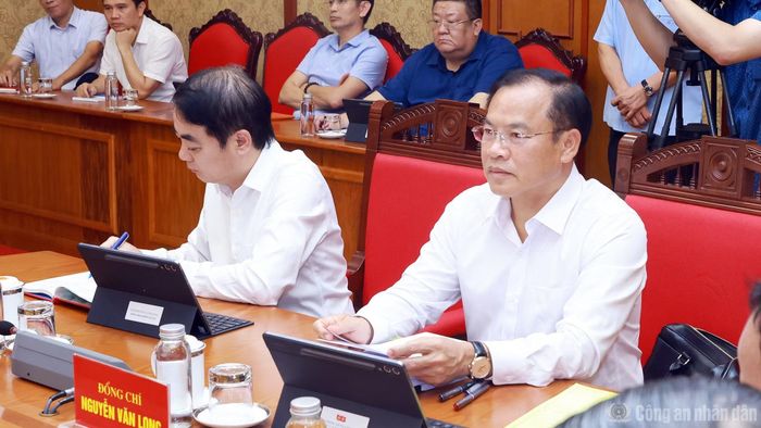 Thứ trưởng Nguyễn Văn Long tại phiên họp.
