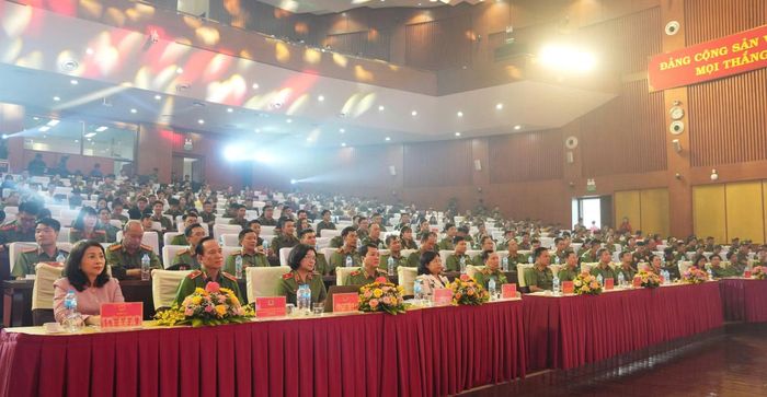 Thứ trưởng Lê Văn Tuyến cùng các đại biểu tham dự buổi lễ.