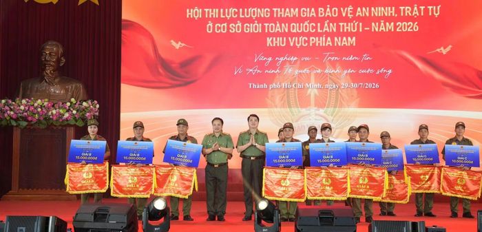 Thiếu tướng Nguyễn Viết Giang và Trung tướng Mai Hoàng trao 6 giải B cho các đội.