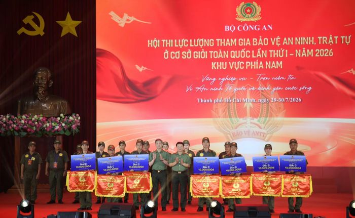 Thiếu tướng Tạ Văn Đẹp, Phó Giám đốc Công an TP Hồ Chí Minh và Đại tá Nguyễn Thanh Bình trao 7 giải C cho các đội.