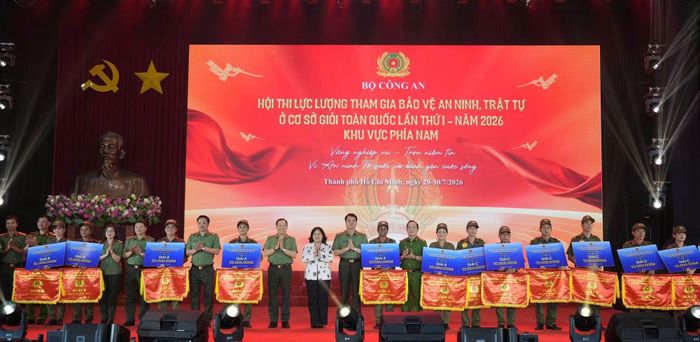 Thứ trưởng Lê Văn Tuyến cùng các vị lãnh đạo, đại biểu chụp hình lưu niệm với các đội thi đạt giải.