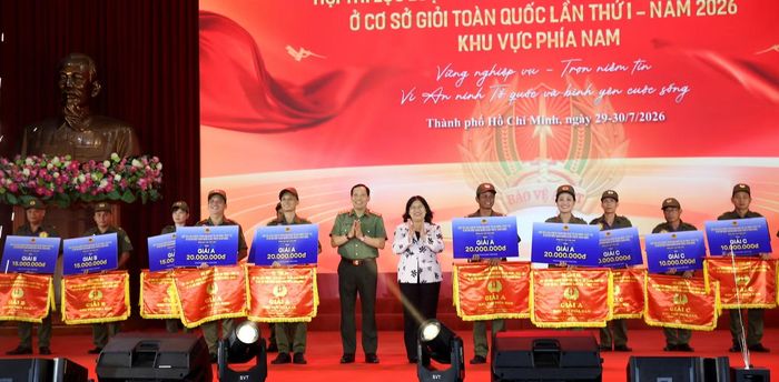 Thứ trưởng Lê Văn Tuyến và Phó Chủ tịch HĐND TP Hồ Chí Minh Nguyễn Trường Nhật Phượng trao giải A cho 4 đội tuyển.