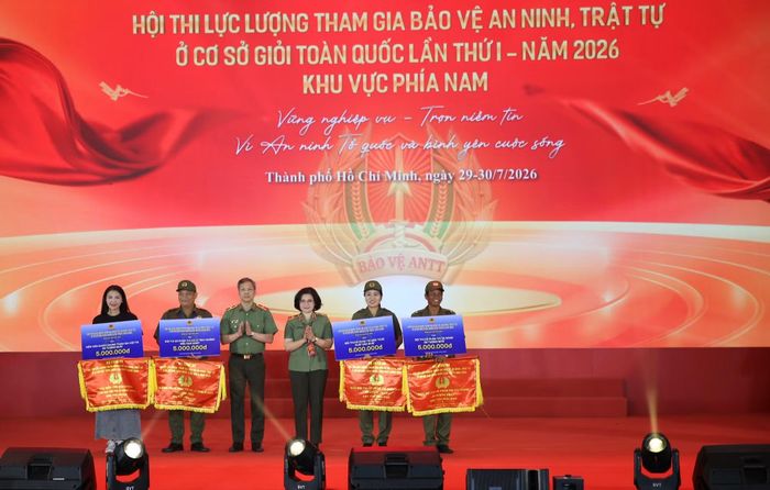 Thiếu tướng Ngô Hoài Thu, Phó Cục trưởng Cục Công tác chính trị Bộ Công an và Thiếu tướng Tạ Văn Đẹp, Phó Giám đốc Công an TP Hồ Chí Minh trao 4 giải phụ cho các đội.