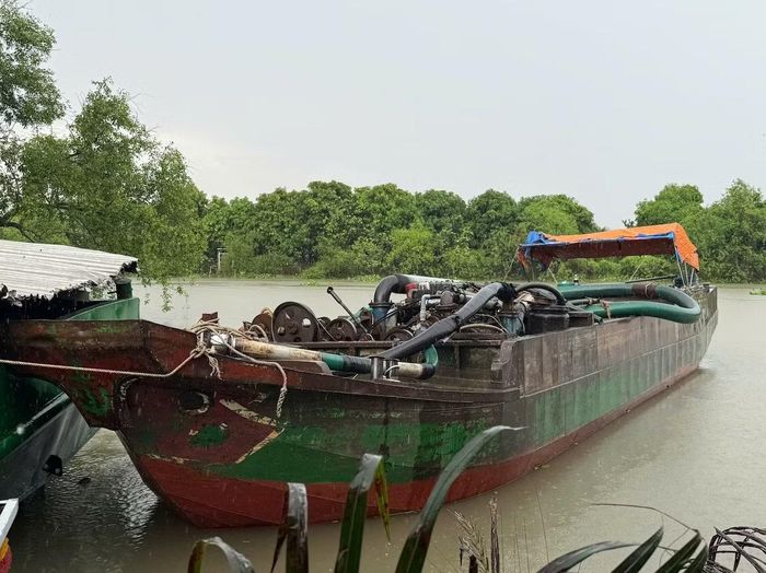 Phương tiện khai thác, vận chuyển, tàng trữ cát.