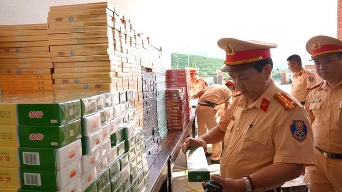 27.070 bao thuốc lá nhập lậu chở trên xe khách giường nằm bị Trạm CSGT Công an TP Huế bắt giữ.